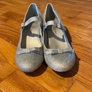 Size 3 Restricted kids heals that are sparkly silver